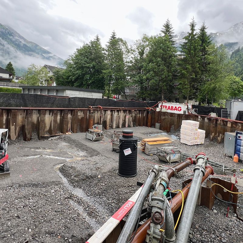 MFH Wettiweg: Baumeisterarbeiten gestartet. Baugrube mit Grundwasser mit Aufwand im Griff.