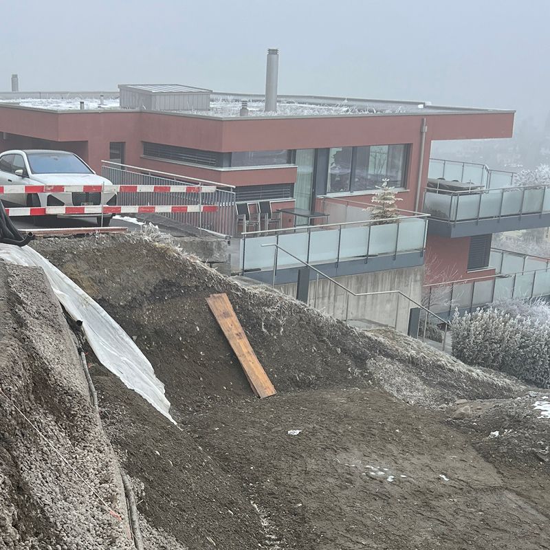 Gruobrain: Für die Maimmob AG dürfen wir ein 2-Familien-Haus bauen. Mit den Aushubarbeiten haben wir gestartet.