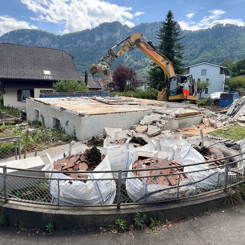 Der Abbruch an der Pilatusstrasse ist in vollem Gange. Es entsteht ein neues Mehrfamilienhaus.
